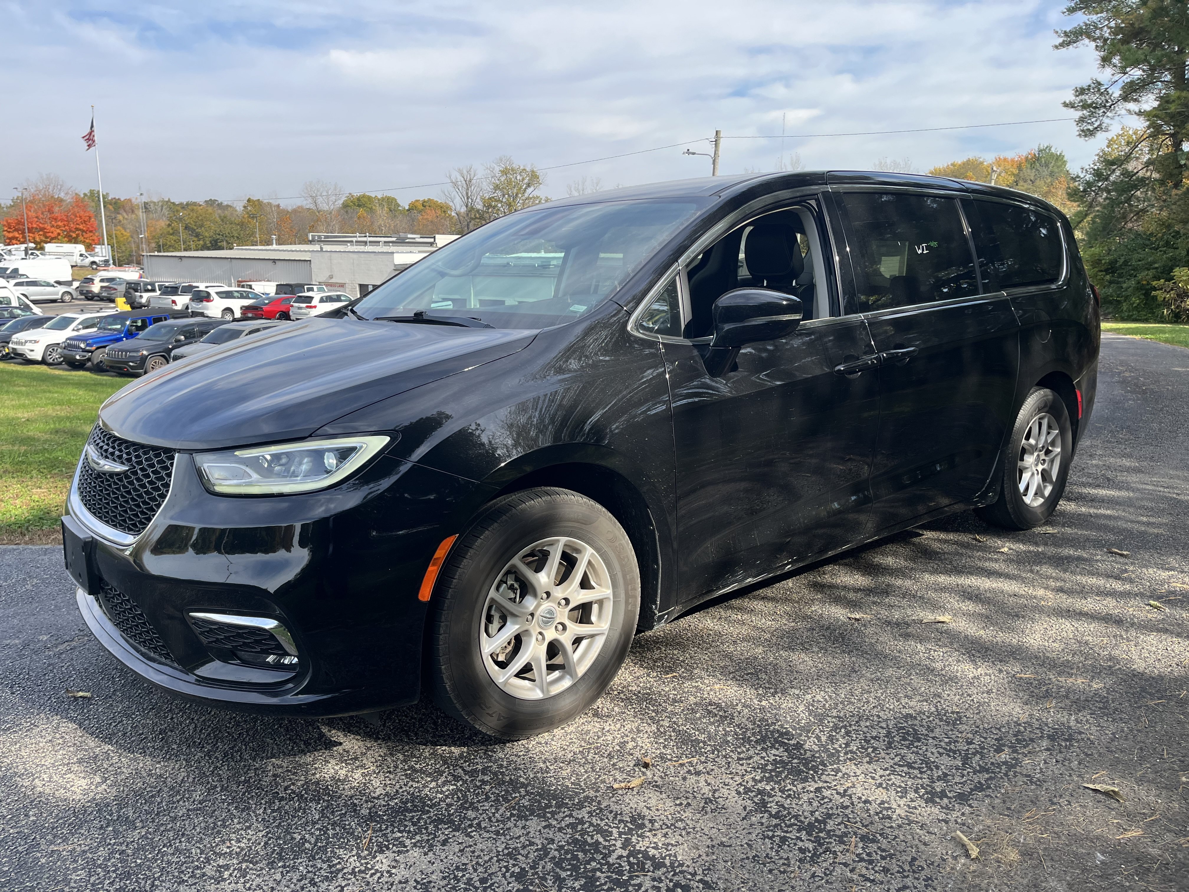 Used 2024 Chrysler Pacifica Touring-L FWD image 7