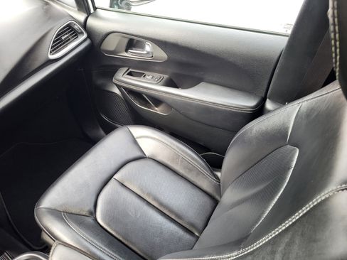 Used 2025 Chrysler Pacifica Select FWD image 15