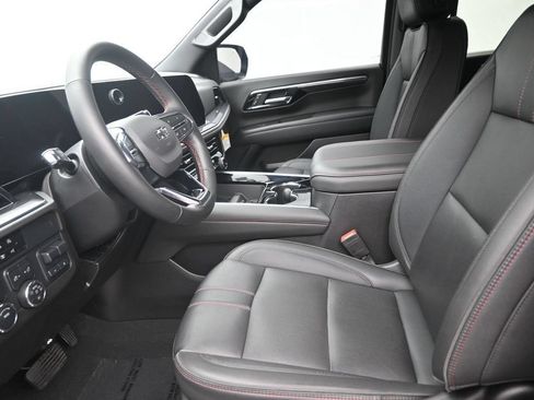 Used 2025 Chevrolet Suburban RST w/ Comfort Package RWD image 12