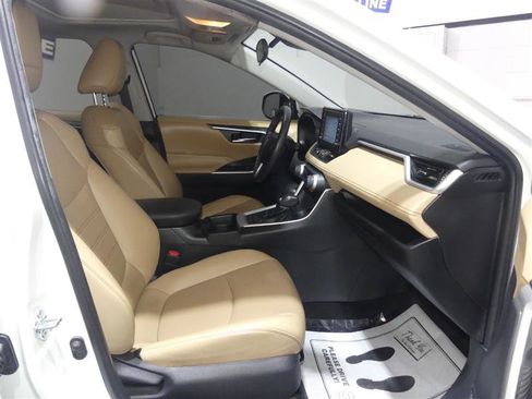 Used 2019 Toyota RAV4 XLE Premium image 22