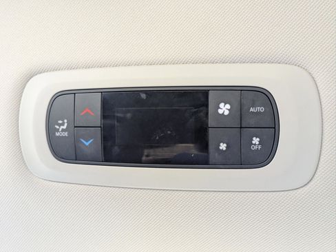 Used 2024 Chrysler Pacifica Touring-L image 32