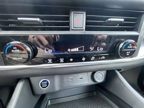 Used 2023 Nissan Rogue SV AWD/4WD image 35