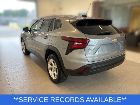Used 2024 Chevrolet Trax LS w/ LS Convenience Package FWD image 2