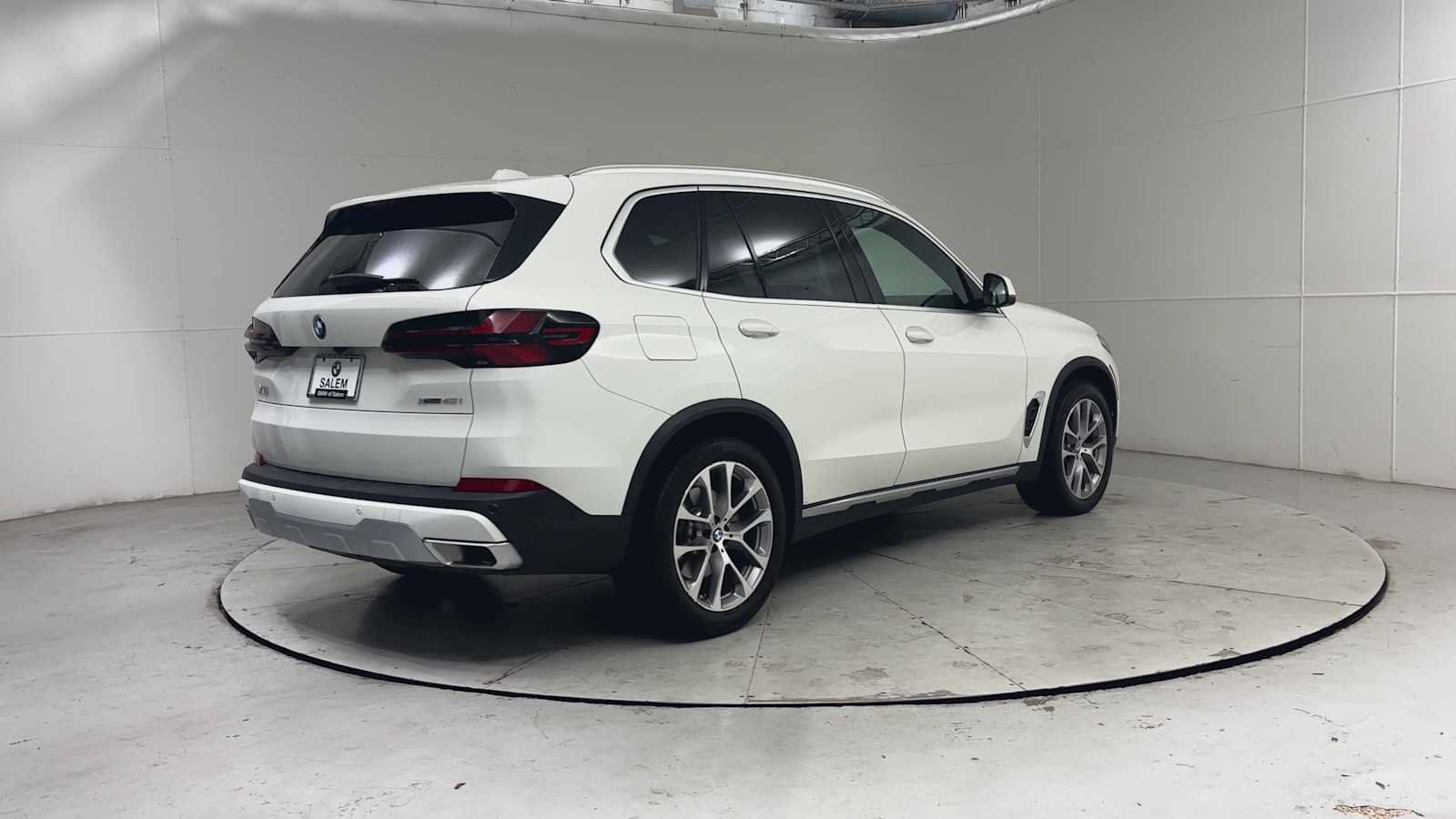 Used 2024 BMW X5 xDrive40i w/ Premium Package AWD/4WD image 4