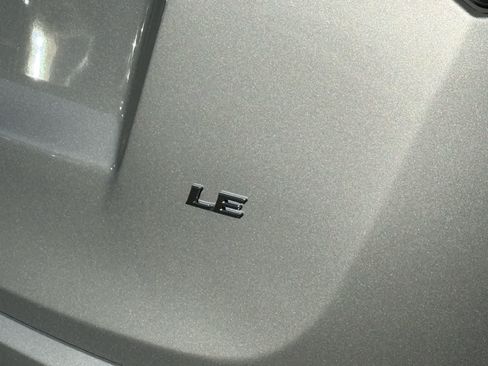 Used 2018 Toyota RAV4 LE FWD image 9