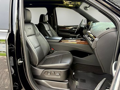 Used 2023 Cadillac Escalade ESV Premium Luxury AWD/4WD image 18