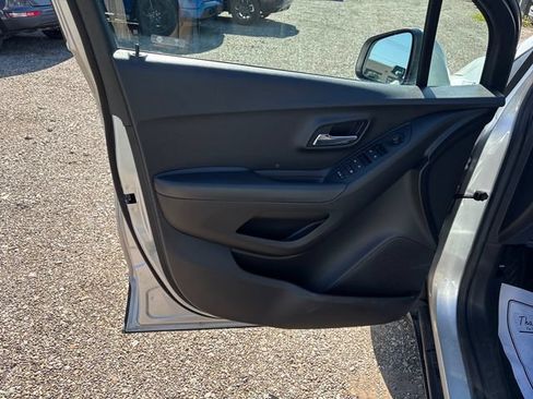 Used 2020 Chevrolet Trax LT w/ LT Convenience Package FWD image 7