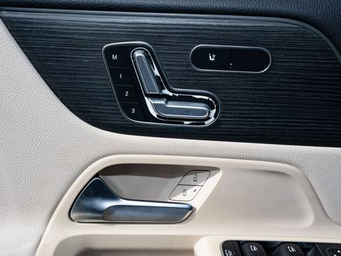 Used 2021 Mercedes-Benz GLA 250 w/ Premium Package image 28