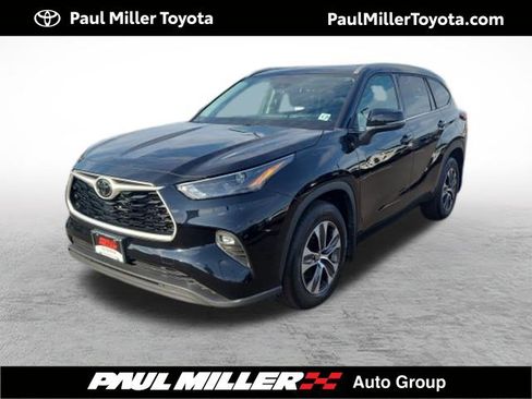 Used 2022 Toyota Highlander XLE AWD/4WD image 1