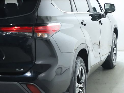 Certified 2023 Toyota Highlander XLE image 46
