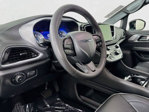 Used 2025 Chrysler Pacifica Limited FWD image 4
