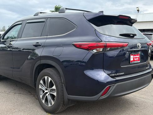 Used 2023 Toyota Highlander XLE AWD/4WD image 3