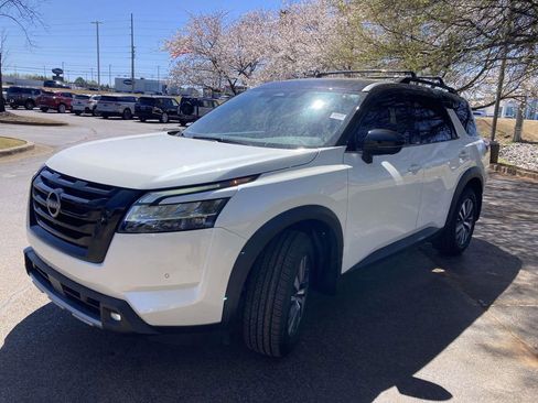 Used 2023 Nissan Pathfinder SL w/ Black Appearance Package image 5