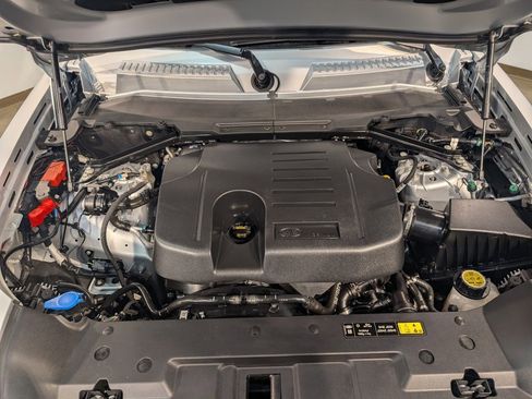 Used 2023 Land Rover Defender 110 SE image 32