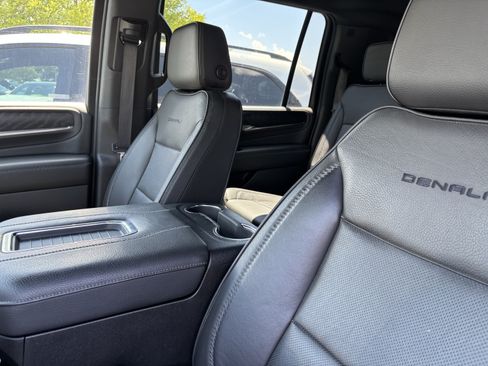 Used 2022 GMC Yukon XL Denali AWD/4WD image 16