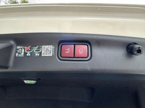 Used 2025 Mercedes-Benz C 300 4MATIC Sedan image 40