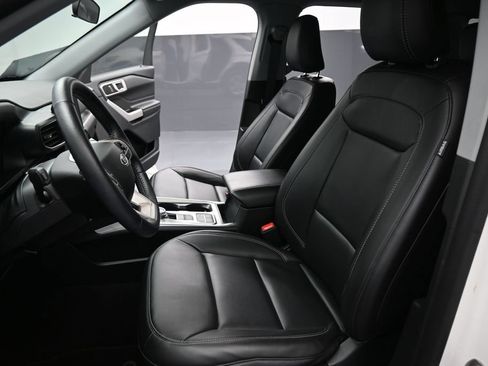Certified 2023 Ford Explorer XLT w/ Equipment Group 202A RWD image 10