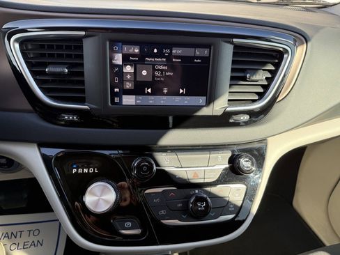 Used 2023 Chrysler Voyager LX image 22