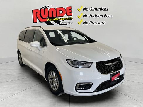 Used 2022 Chrysler Pacifica Touring FWD image 3