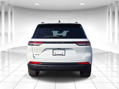 Used 2023 Jeep Grand Cherokee Altitude image 4