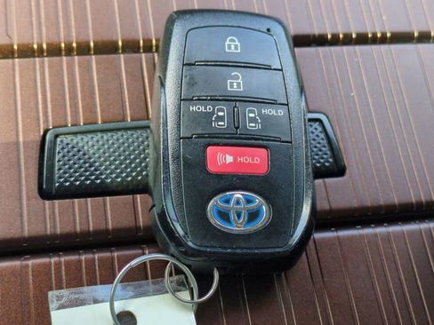 Used 2021 Toyota Sienna LE image 28