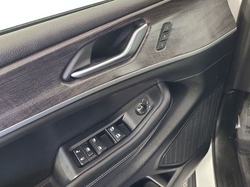 Used 2023 Jeep Grand Cherokee Limited w/ Black Appearance Package image 18