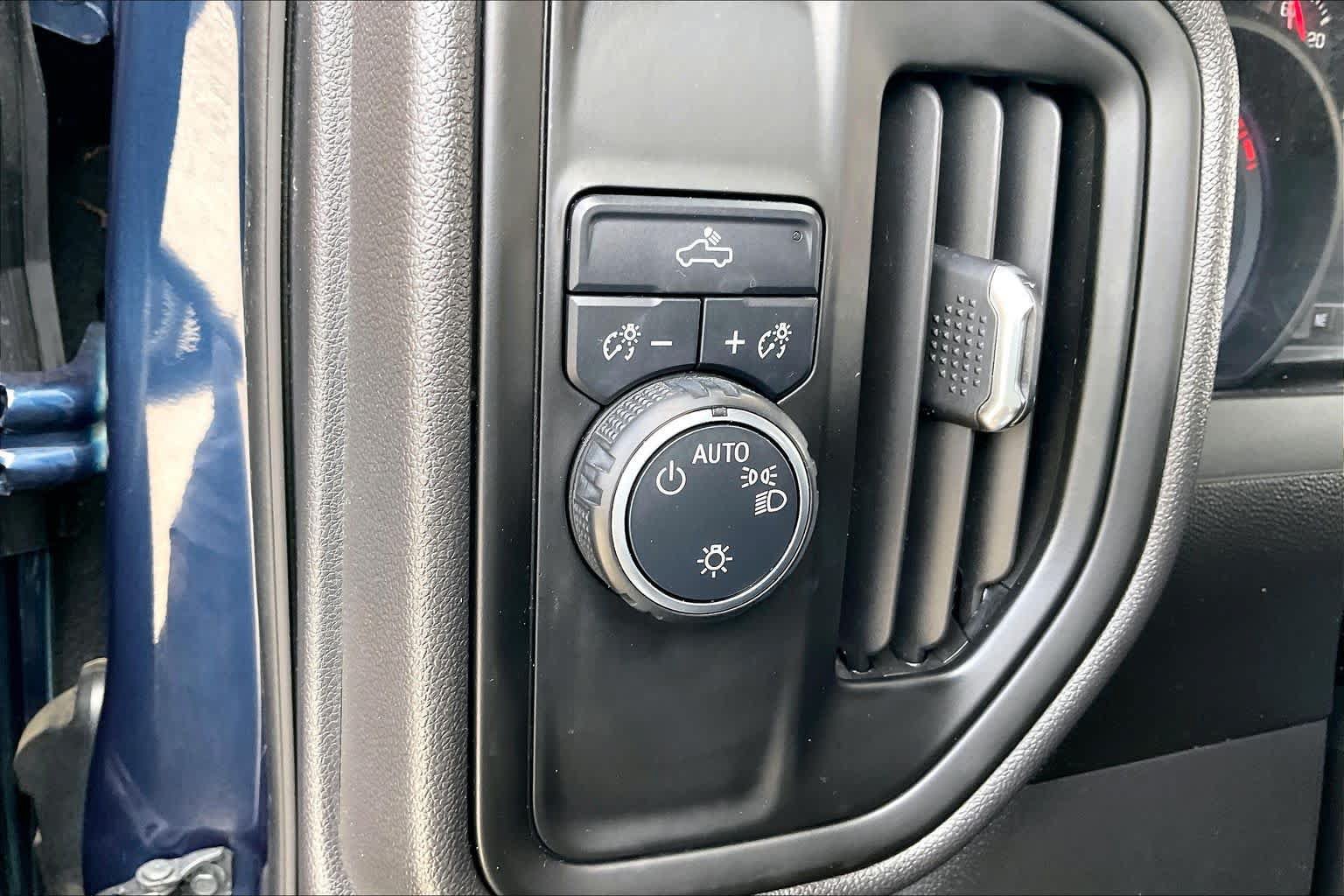 Used 2020 Chevrolet Silverado 1500 Custom w/ Custom Value Package RWD image 13