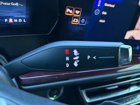 Used 2024 Chevrolet Traverse RS FWD image 30