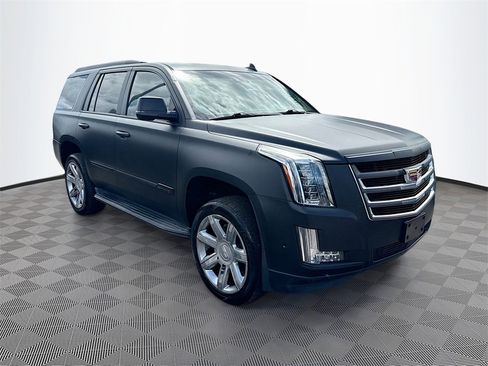 Used 2018 Cadillac Escalade Luxury image 4