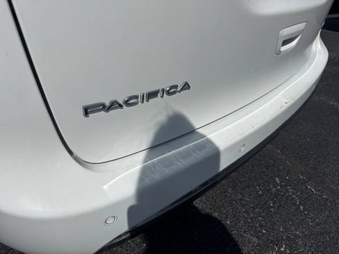 Used 2018 Chrysler Pacifica Limited FWD image 11