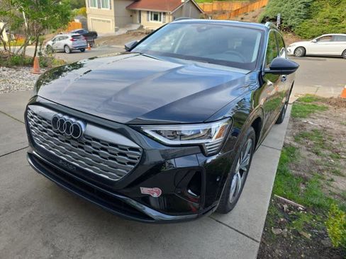 Used 2024 Audi Q8 e-tron Premium Plus w/ Premium Plus Package image 2