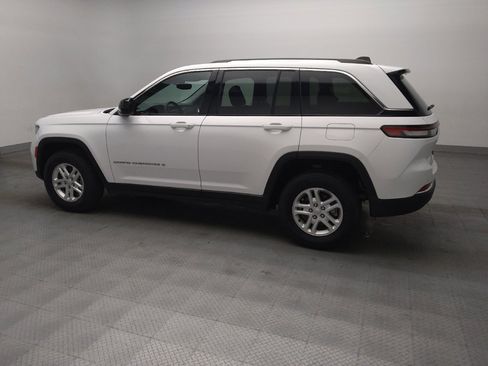 Used 2024 Jeep Grand Cherokee Laredo RWD image 3