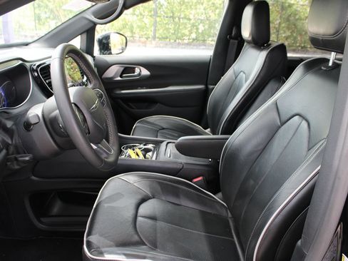 Used 2026 Chrysler Pacifica Limited FWD image 10