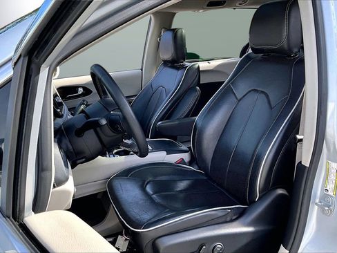 Certified 2022 Chrysler Pacifica Limited image 22