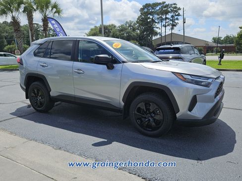 Used 2024 Toyota RAV4 LE FWD image 7