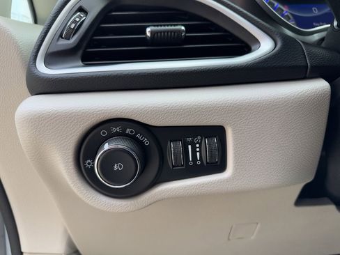 Used 2023 Chrysler Pacifica Touring-L FWD image 20