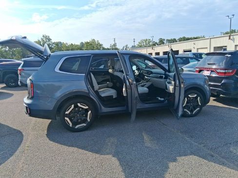 Certified 2023 Kia Telluride EX w/ EX Captain's Chair Package FWD image 18
