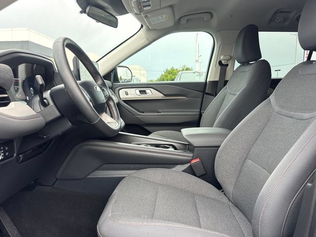 Used 2025 Ford Explorer Active RWD image 14