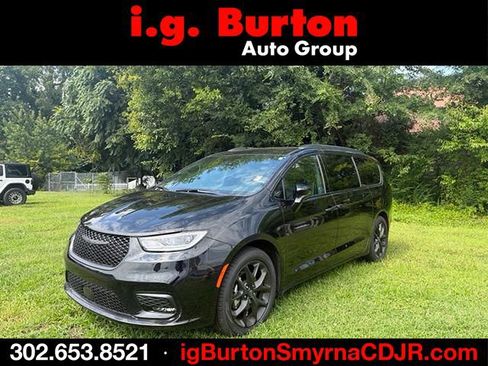 Used 2026 Chrysler Pacifica Limited w/ S Appearance Package FWD image 1