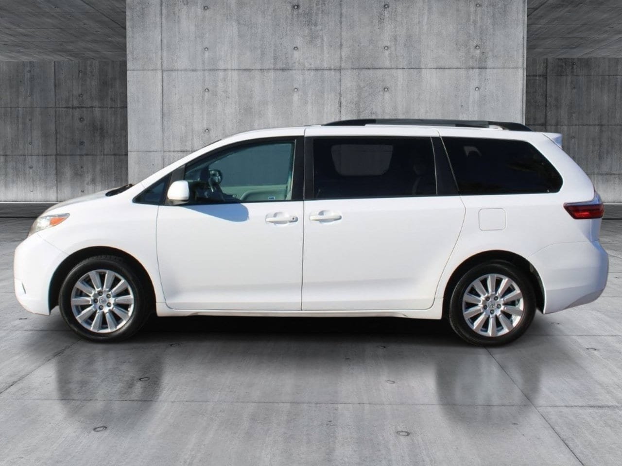 Used 2017 Toyota Sienna LE AWD/4WD image 2