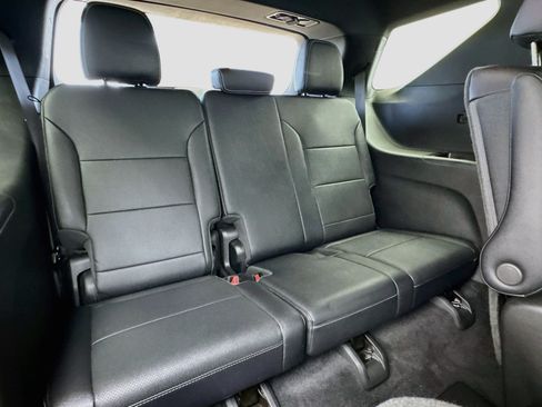 Used 2025 Chevrolet Traverse LT FWD image 18