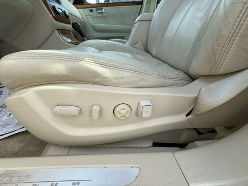 Used 2010 Cadillac DTS Platinum image 16