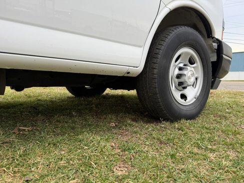 Used 2018 Chevrolet Express 3500 image 28