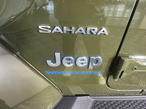 Used 2023 Jeep Wrangler Unlimited Sahara w/ Cold Weather Group AWD/4WD image 11