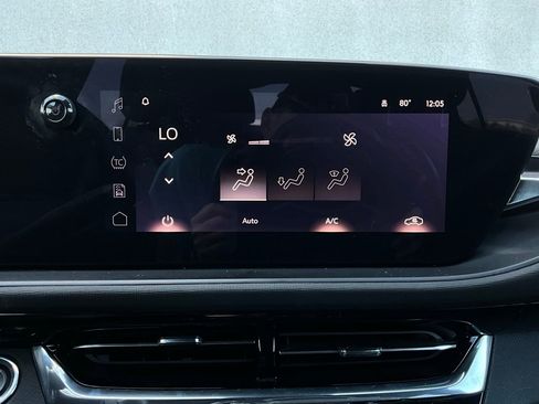 Used 2025 Buick Envista Sport Touring image 29