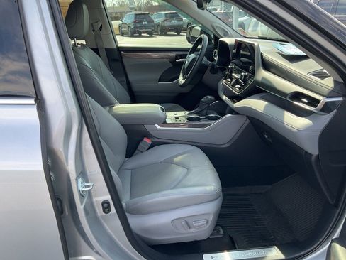 Used 2025 Toyota Highlander Limited image 25