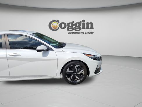 Used 2022 Hyundai Elantra Limited FWD image 32