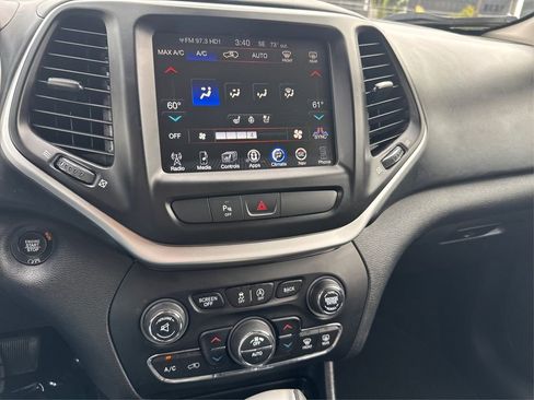 Used 2018 Jeep Cherokee Overland image 33