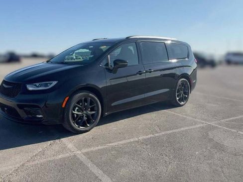 New 2026 Chrysler Pacifica Select image 1