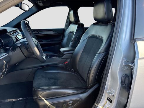 Used 2024 Jeep Grand Cherokee L Altitude image 22